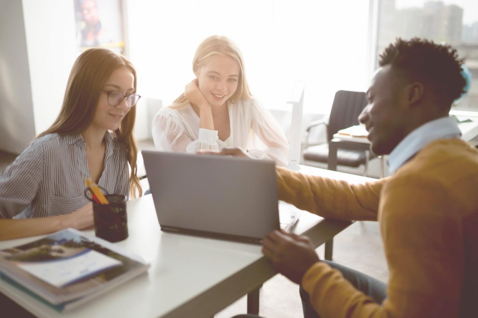 Grupo de estudiantes colaborando en proyectos de modelado financiero